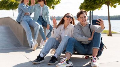 Tren Fashion Gen Z 2026: Ekspresi Diri, Sustainable Style, dan Dominasi Outfit Serba Unik
